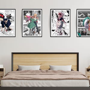 Op de afbeelding: Vier zwart ingelijste prints van manga-panelen met personages uit verschillende anime-series. De panelen zijn geplaatst tegen een witte muur boven een houten hoofdbord.
