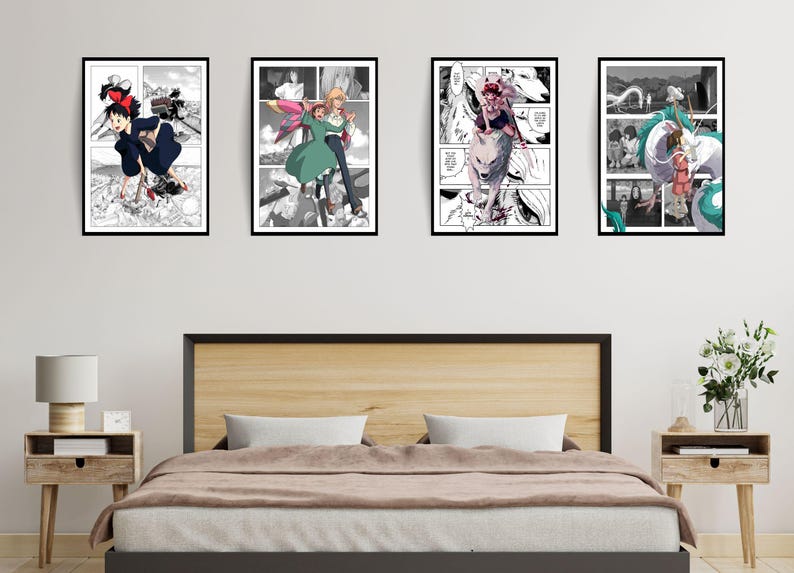 Op de afbeelding: Vier zwart ingelijste prints van manga-panelen met personages uit verschillende anime-series. De panelen zijn geplaatst tegen een witte muur boven een houten hoofdbord.