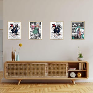 Op de afbeelding: Vier ingelijste zwart-wit manga-illustraties van personages uit de anime Kiki's Bezorgdienst. De illustraties hangen aan een witte muur boven een houten kast met een geweven rotan front.