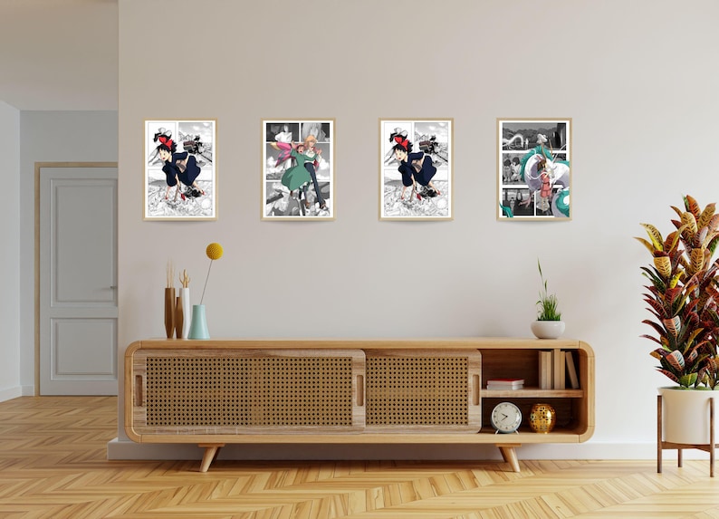 Op de afbeelding: Vier ingelijste zwart-wit manga-illustraties van personages uit de anime Kiki's Bezorgdienst. De illustraties hangen aan een witte muur boven een houten kast met een geweven rotan front.