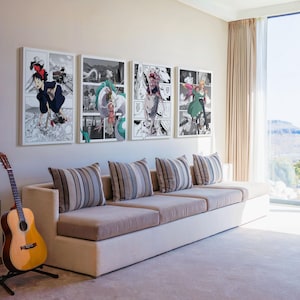 Op de afbeelding: Vier ingelijste illustraties van anime-personages uit de film 'Huis van de Geest'. De illustraties zijn in zwart-wit met kleuraccenten. De illustraties hangen aan een muur boven een beige bank.
