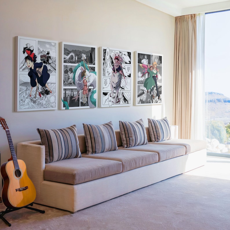 Op de afbeelding: Vier ingelijste illustraties van anime-personages uit de film 'Huis van de Geest'. De illustraties zijn in zwart-wit met kleuraccenten. De illustraties hangen aan een muur boven een beige bank.