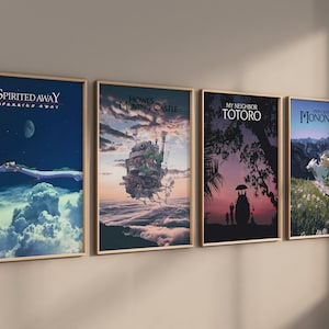Puede incluir: Cuatro impresiones artísticas enmarcadas con carteles de películas animadas. Los carteles incluyen "El viaje de Chihiro", "El castillo ambulante", "Mi vecino Totoro" y "La princesa Mononoke". Cada póster tiene un marco dorado y se muestra contra una pared neutra.
