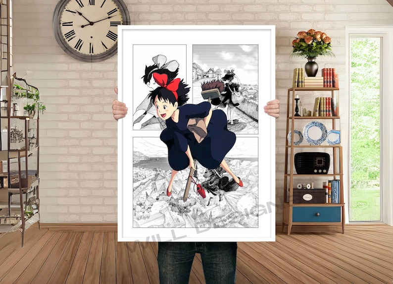 Op de afbeelding: Een zwart-wit manga-stijl illustratie van een jonge vrouw met zwart haar en een rode strik die op een bezem vliegt. De illustratie is verdeeld in vier panelen, met de vrouw die in het onderste paneel door de lucht vliegt.