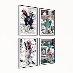 Op de afbeelding: Vier ingelijste zwart-wit manga-illustraties. De afbeelding linksboven toont een meisje met een rode strik in haar haar, dat een zwarte jurk draagt en een bezem vasthoudt. De afbeelding rechtsboven toont een meisje met blond haar dat een groene jurk en een roze sjaal draagt, vliegend met een man in een blauw shirt. De afbeelding linksonder toont een meisje met rood haar dat een witte jurk draagt en een witte wolf berijdt. De afbeelding rechtsonder toont een meisje met bruin haar dat een rode jurk draagt en een groene draak berijdt.