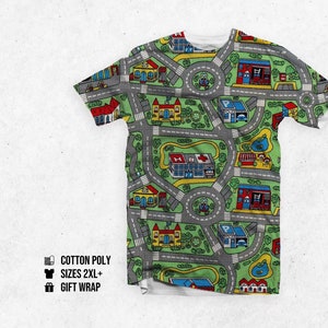 Puede incluir: Una camiseta de manga corta con un colorido diseño de mapa de carreteras. La camiseta presenta una red de carreteras grises, hierba verde y varios edificios, incluyendo casas, tiendas y un hospital. La camiseta es de algodón poli y está disponible en tallas 2XL+.