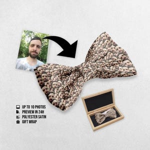 Może przedstawiać: Un unikalny krawat motylkowy z powtarzającym się wzorem twarzy. Krawat motylkowy jest pokazany otwarty, z pasującym krawatem motylkowym w drewnianym pudełku. Obraz zawiera również tekst: UP TO 10 PHOTOS, PREVIEW IN 24H, POLYESTER SATIN, GIFT WRAP.