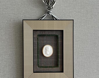 Obra de arte em talho-doce emoldurada, peça única, com passe-partout em tecido e detalhe de fita. Arte exclusiva "8x10" emoldurada, peça de herança familiar - Original Legend Walls