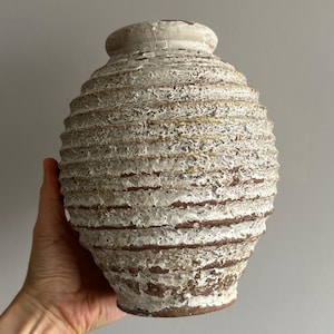 Rustikale Keramikvase, strukturiertes geripptes Keramikgefäß, Bauernhausdekor Wabi Sabi Vase - 8 "x 6,3"