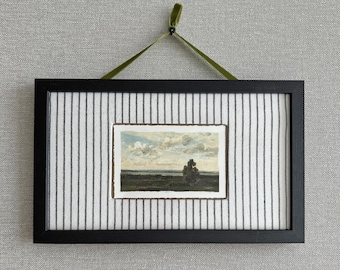Impressão artística giclée de paisagem vintage emoldurada com detalhes em tecido e fita, moldura feita à mão (33 x 20 cm) – Arte têxtil para parede, decoração de família