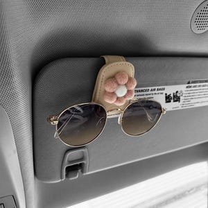 Daisy Flower Sunglasses Holder Visor Clip | Car Accessory
