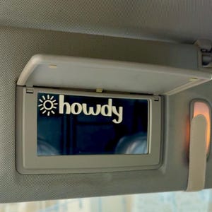 Adesivo de vinil para para-sol de carro "Howdy" | Detalhe para espelho retrovisor