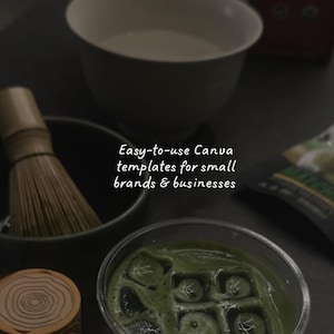 Puede incluir: Primer plano de la preparaci&oacute;n del t&eacute; matcha. La imagen presenta un batidor de bamb&uacute;, un cuenco de matcha y un vaso de latte de matcha. El texto de la imagen dice: Plantillas Canva f&aacute;ciles de usar para peque&ntilde;as marcas y negocios.