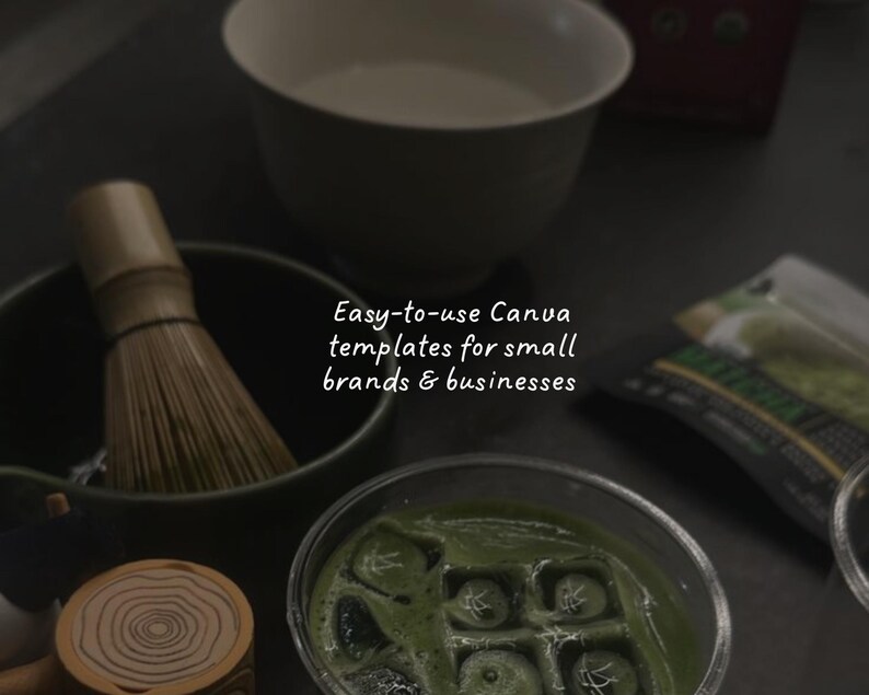 Puede incluir: Primer plano de la preparaci&oacute;n del t&eacute; matcha. La imagen presenta un batidor de bamb&uacute;, un cuenco de matcha y un vaso de latte de matcha. El texto de la imagen dice: Plantillas Canva f&aacute;ciles de usar para peque&ntilde;as marcas y negocios.