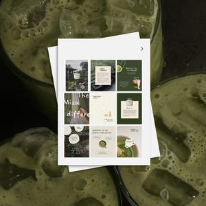 Puede incluir: Primer plano de dos vasos llenos de una bebida verde con cubitos de hielo. En el centro, una pila de tarjetas blancas con gr&aacute;ficos verdes y blancos. Las tarjetas tienen el texto "Mizu" y "The differe". El tema general es el t&eacute; matcha.