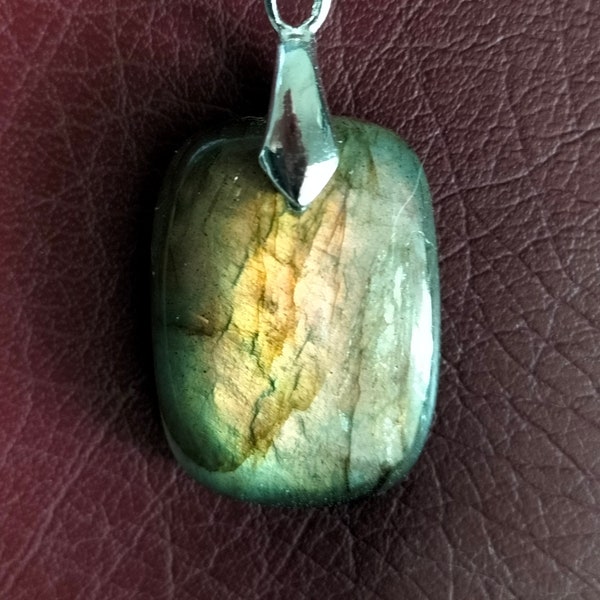 Pendentif de Labradorite cuivrée, bijou pierre naturelle pour elle, pierre de protection.