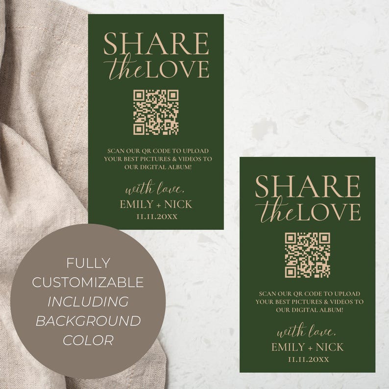 Op de afbeelding: Twee groene kaarten met een QR-code en de tekst "Share the Love" in een cr&egrave;mekleurige lettertype. De tekst "Scan onze QR-code om je beste foto's en video's te uploaden naar ons digitale album!" staat ook op de kaarten. De kaarten bevatten ook de tekst "with love. Emily + Nick 11.11.20XX". De tekst "Volledig aanpasbaar, inclusief achtergrondkleur" staat op een bruine cirkel in de linkerbenedenhoek van de afbeelding.