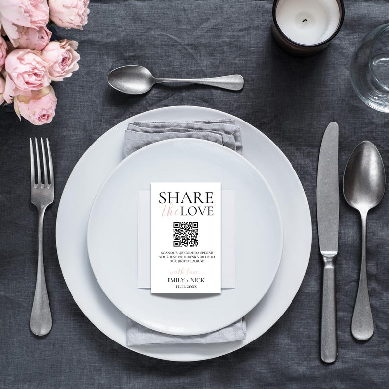 Op de afbeelding: Een witte kaart met zwarte tekst die "SHARE the LOVE" zegt en een QR-code heeft. De tekst onder de QR-code zegt "SCAN OUR QR CODE TO UPLOAD YOUR BEST PICTURES & VIDEOS TO OUR DIGITAL ALBUM with love EMILY & NICK 11.11.20XX"
