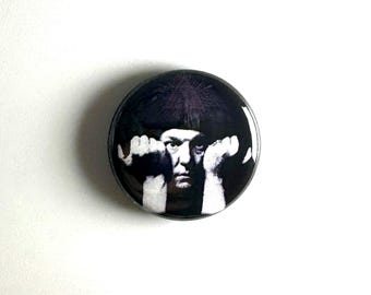 Aleister Crowley Sr. Crowley Botón de 1" C030B Insignia Pin Magia Negra Satanismo
