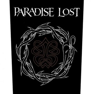 Puede incluir: Diseño gráfico en blanco y negro con el texto "PARADISE LOST" en la parte superior. El diseño presenta una corona circular de espinas con un nudo celta marrón en el centro.
