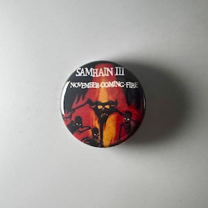 サムハインIII 11月 Coming Fire 1.25インチ ボタン S015B125 バッジピン