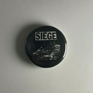 Insignia de botón Siege Punk de 1" S005B