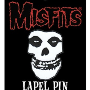 Peut inclure: Une épingle à revers Misfits noire et blanche avec le logo emblématique du crâne du groupe. L'épingle est étiquetée "LAPEL PIN" et "C&D VISIONARY Inc."
