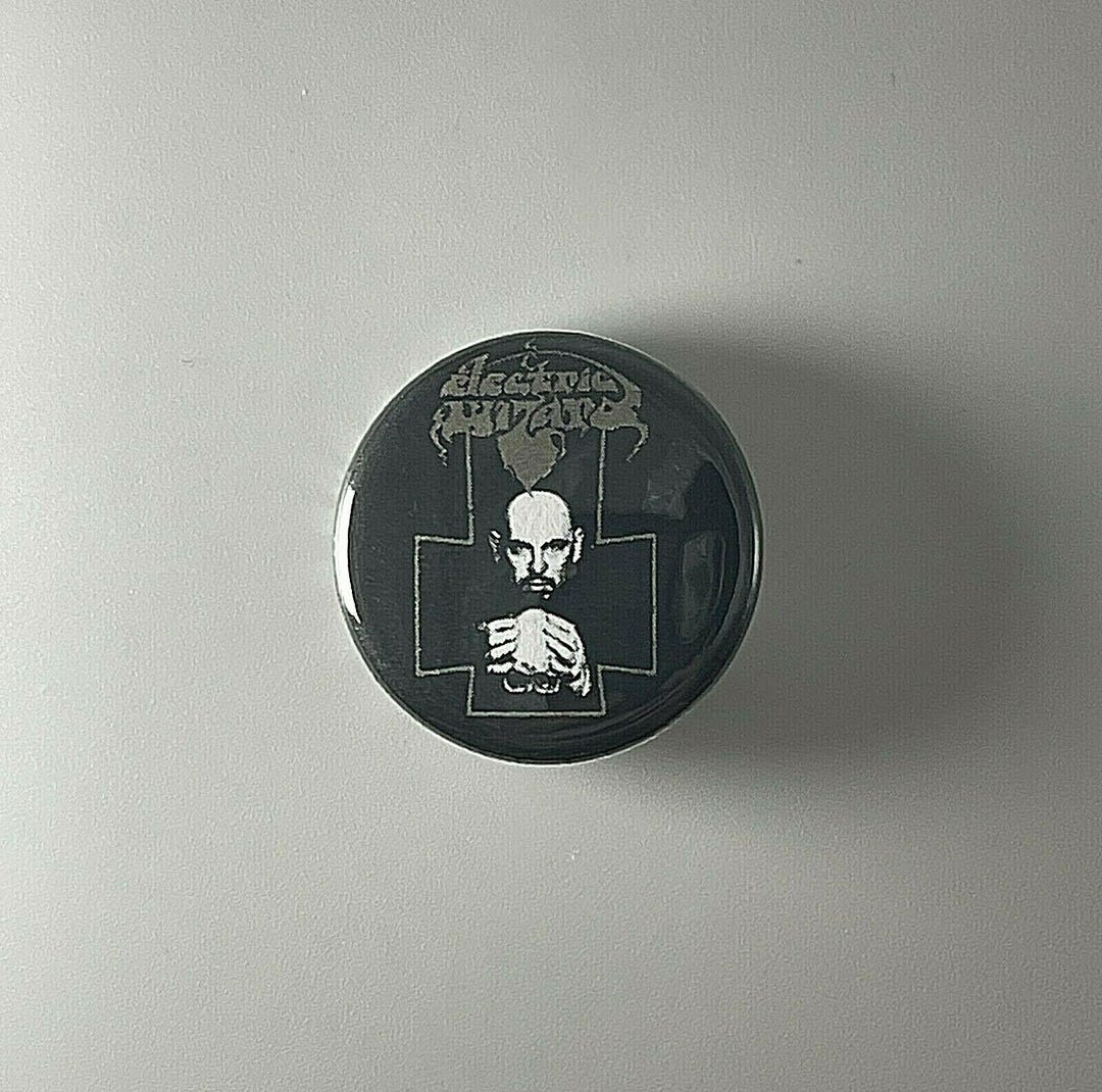 Pin Insignia Anton LaVey 1.25″ – Botón Eléctrico E003B125 – Colección Música Rock