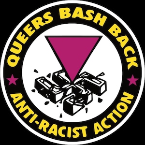 Könnte beinhalten: Kreisförmige Grafik mit dem Text "QUEERS BASH BACK ANTI-RACIST ACTION" in Gelb. Ein lila Dreieck befindet sich oben, darunter ein Stapel schwarzer Blöcke. Zwei rosa Sterne flankieren den Text. Der Hintergrund ist schwarz.