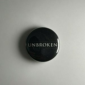 &quot;Ungebrochener gerader Rand &quot;&quot;Life, Love, Regret&quot;&quot; Button U007B Pin Badge