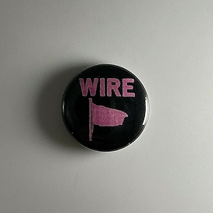 Broche de botão de 1 polegada com bandeira rosa de arame W004B