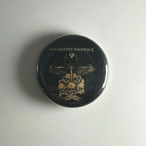Deviated Instinct 2,5 cm Button D005B Anstecker