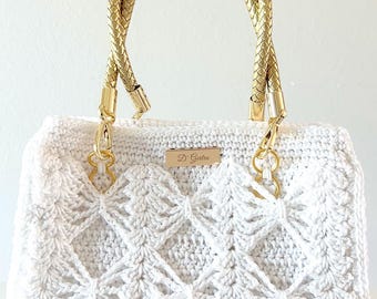 Bolso artesanal “Selene” tejido a crochet con asas doradas