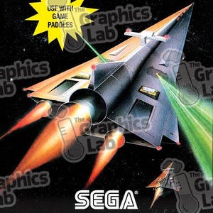 Pu&ograve; includere: Etichetta di cartuccia per videogiochi retr&ograve; Tac Scan. L'immagine presenta un'astronave futuristica con fiammate arancioni su uno sfondo spaziale nero. Sono visibili anche il logo Sega e la scritta "Use with the game paddles".