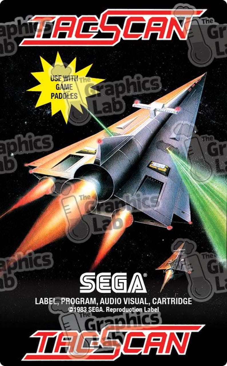 Pu&ograve; includere: Etichetta di cartuccia per videogiochi retr&ograve; Tac Scan. L'immagine presenta un'astronave futuristica con fiammate arancioni su uno sfondo spaziale nero. Sono visibili anche il logo Sega e la scritta "Use with the game paddles".