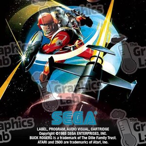 Pu&ograve; includere: Scatola di cartuccia per videogiochi retr&ograve; per "Buck Rogers: Planet of Zoom" per Atari 2600. L'artwork presenta una scena spaziale con un pilota futuristico e un'astronave, con il logo SEGA.