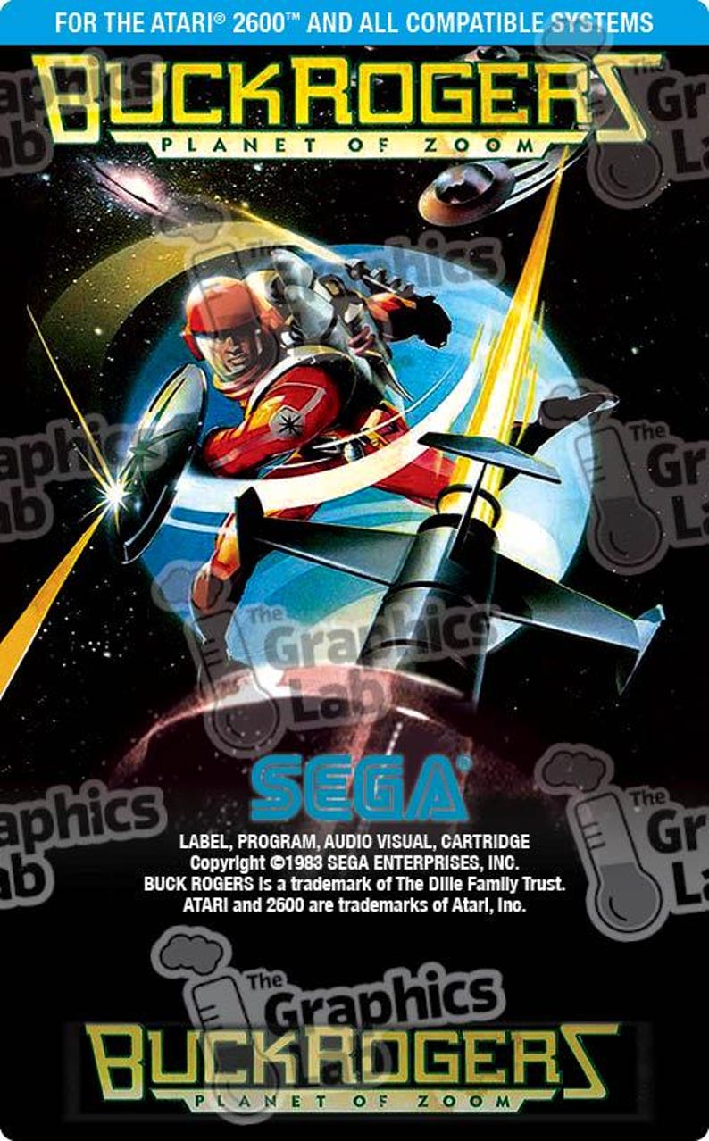Pu&ograve; includere: Scatola di cartuccia per videogiochi retr&ograve; per "Buck Rogers: Planet of Zoom" per Atari 2600. L'artwork presenta una scena spaziale con un pilota futuristico e un'astronave, con il logo SEGA.