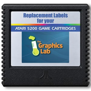 Peut inclure: Une cartouche de jeu Atari 5200 noire avec une étiquette rectangulaire portant le texte Replacement Labels for your ATARI 5200 GAME CARTRIDGES et le logo The Graphics Lab représentant un tube à essai vert avec un nuage jaune sur fond bleu.