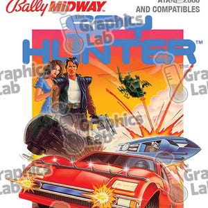 Pu&ograve; includere: Illustrazione della confezione del videogioco Spy Hunter. Raffigura un'auto sportiva rossa, un elicottero e un veicolo futuristico. L'opera d'arte include un uomo e una donna, con il titolo del gioco in blu.