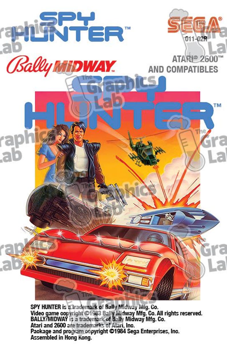 Pu&ograve; includere: Illustrazione della confezione del videogioco Spy Hunter. Raffigura un'auto sportiva rossa, un elicottero e un veicolo futuristico. L'opera d'arte include un uomo e una donna, con il titolo del gioco in blu.