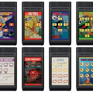 Puede incluir: Colección de ocho cartuchos de juegos Atari Video Touch Pad negros. Cada cartucho presenta un juego diferente, incluyendo títulos como "Alpha Beam with Ernie", "Big Bird's Egg Catch" y "Star Raiders". Los cartuchos tienen gráficos de juegos coloridos.