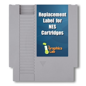 Puede incluir: Un cartucho de videojuego NES de plástico gris con una etiqueta rectangular azul que contiene el texto blanco Replacement Label for NES Cartridges y el logotipo amarillo y blanco de The Graphics Lab con un icono de tubo de ensayo.
