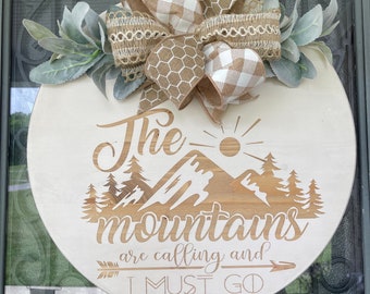 Las montañas están llamando y debo ir cartel de madera