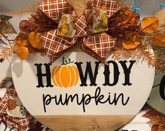 Howdy pumpkin with a pumpkin  wooden round sign