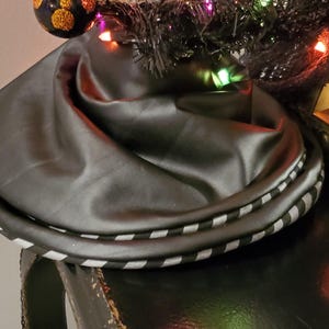 手作りハロウィンツリースカート：ブラックフェイクレザー＆グレーストライプ、20インチ卓上装飾