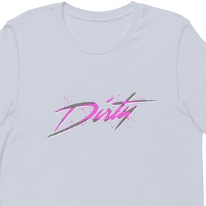 Könnte beinhalten: Hellblaues T-Shirt mit einer pinkfarbenen und grauen Grafik, auf der "Dirty" steht.