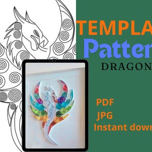 Op de afbeelding: Een digitale downloadtemplate voor een papier-quilling drakenpatroon. De sjabloon toont een kleurrijke papier-quilling draak op een witte achtergrond. De sjabloon is beschikbaar in PDF- en JPG-formaten.