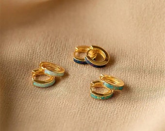 Boucles d'oreilles Huggie incrustées d'opale par HeyLilaCo • Créoles d'opale de feu • Boucles d'oreilles délicates avec pierres précieuses bleues et vertes • Cadeau pour elle • HeyLilaCo