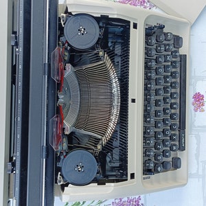 Vintage Olympia Carina 3 typewriter image 6