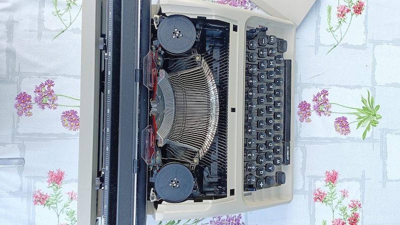 Vintage Olympia Carina 3 typewriter image 6